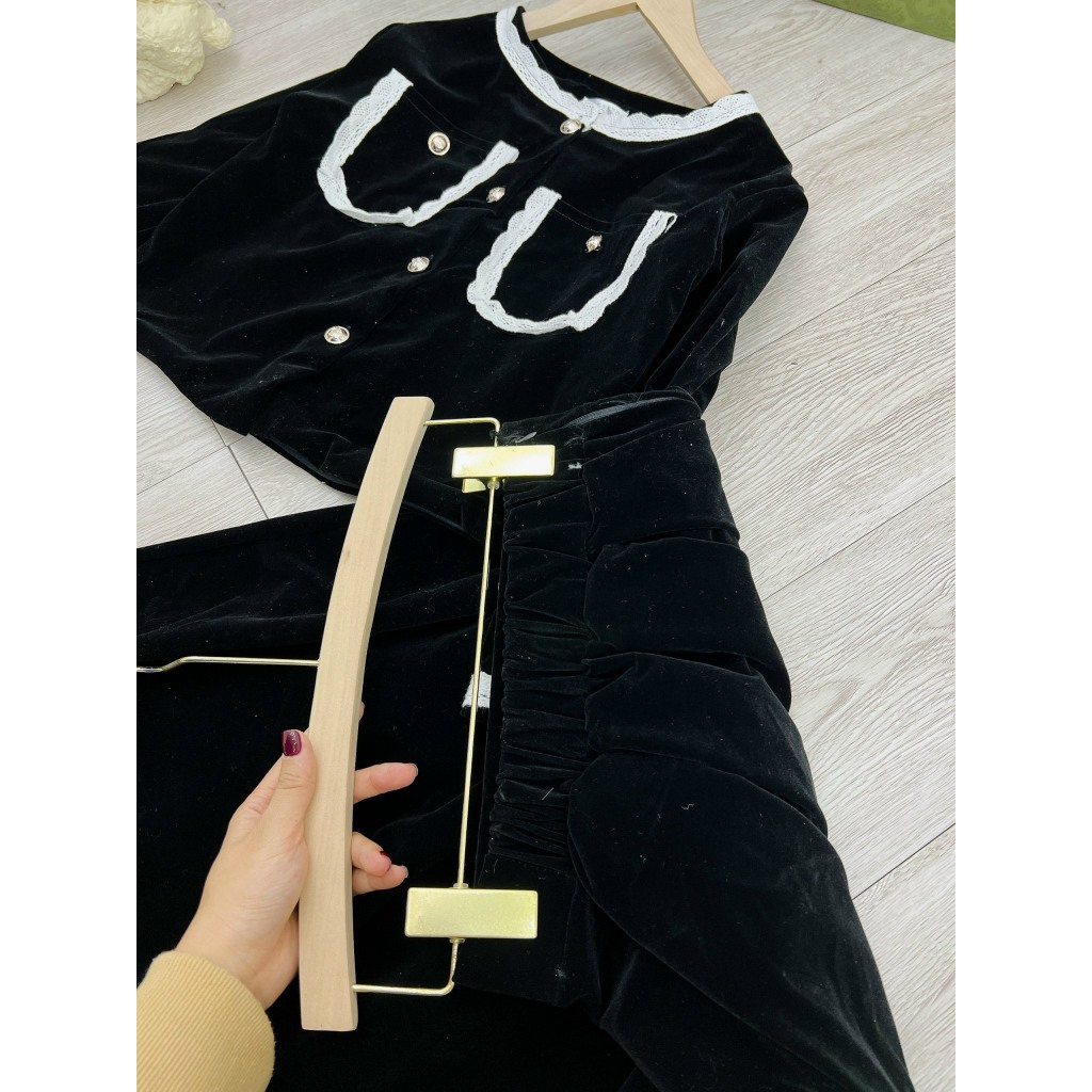 Sét nhung đen chân váy dài vừa sang vừa đẹp cho các tiểu thư