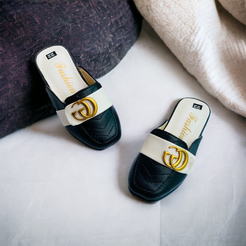 Sục chữ G bé gái