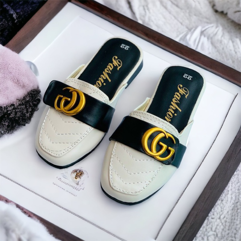 Sục chữ G bé gái