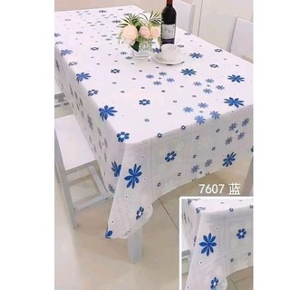 Khăn trải bàn nhựa chống thấm nước, dầu mỡ, dễ lau chùi.