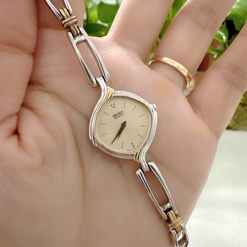 đồng hồ seiko nữ lắc tay