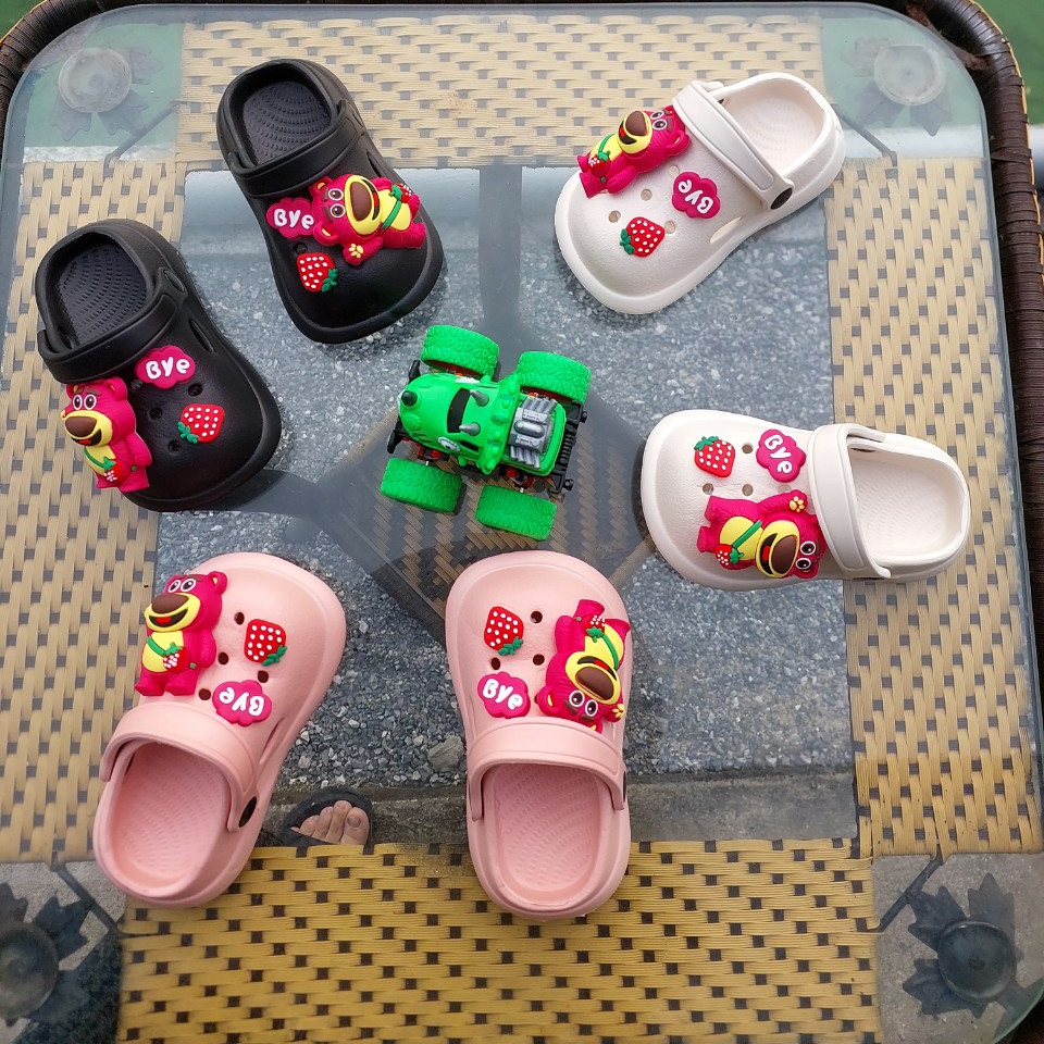 Dép Sục Cross Lainiki Gắn Ticker Gấu Dâu Siêu Đẹp Mềm Êm Chân 909