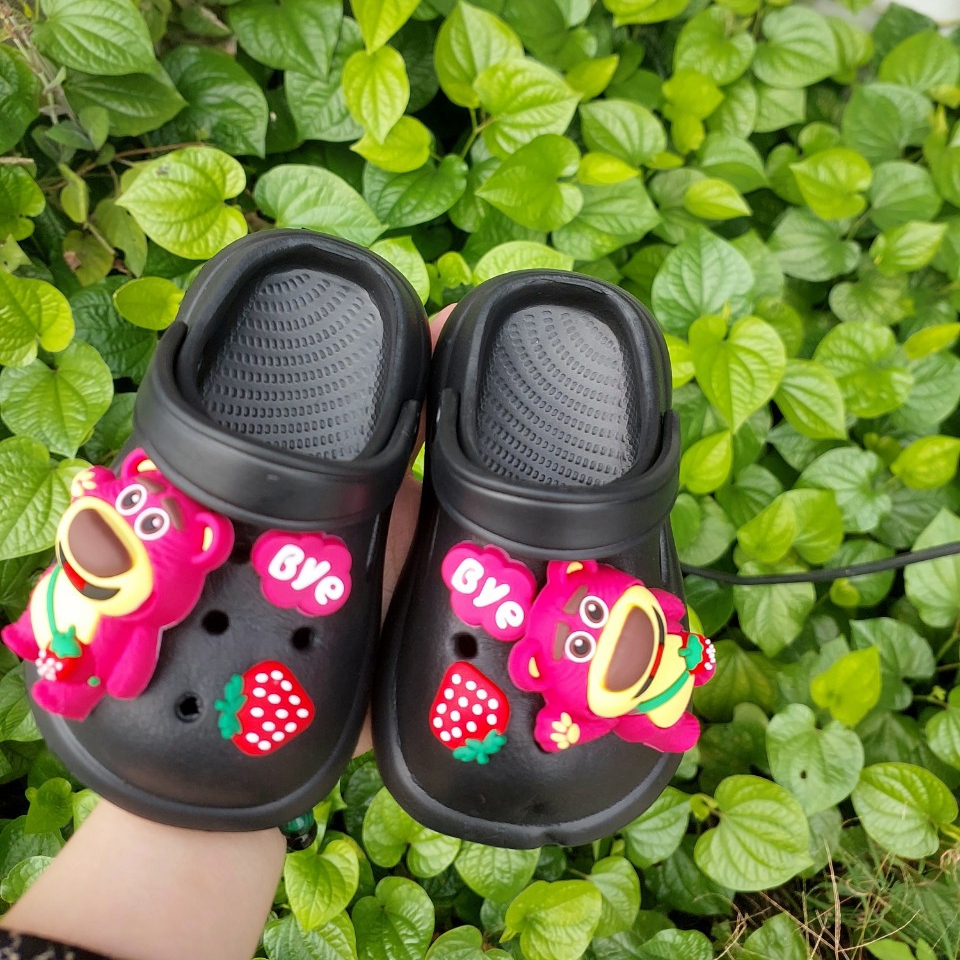 Dép Sục Cross Lainiki Gắn Ticker Gấu Dâu Siêu Đẹp Mềm Êm Chân 909