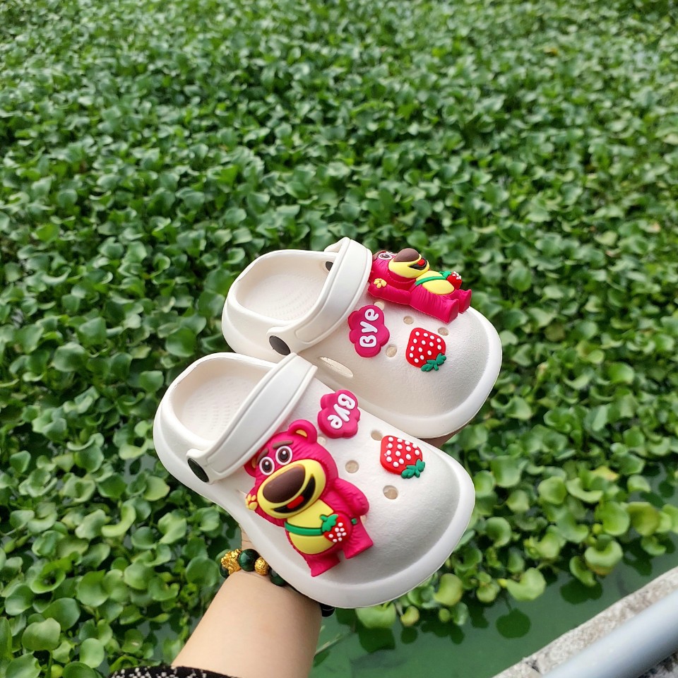 Dép Sục Cross Lainiki Gắn Ticker Gấu Dâu Siêu Đẹp Mềm Êm Chân 909