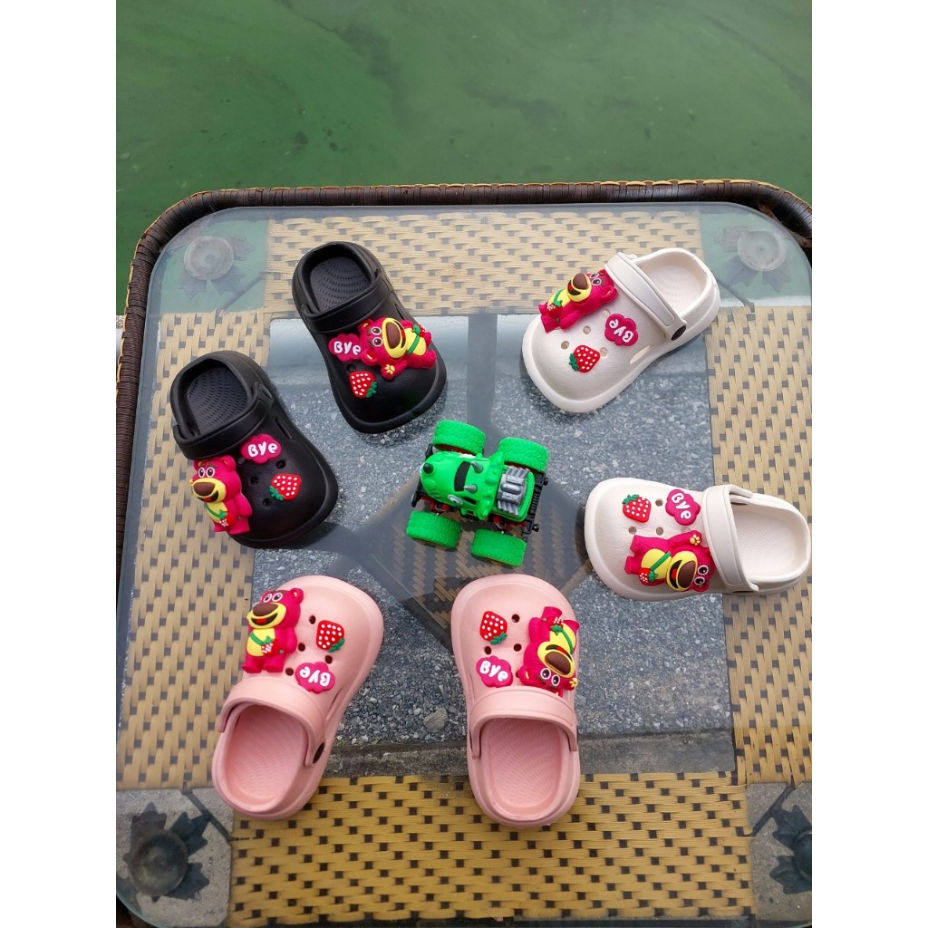 Dép Sục Cross Lainiki Gắn Ticker Gấu Dâu Siêu Đẹp Mềm Êm Chân 909