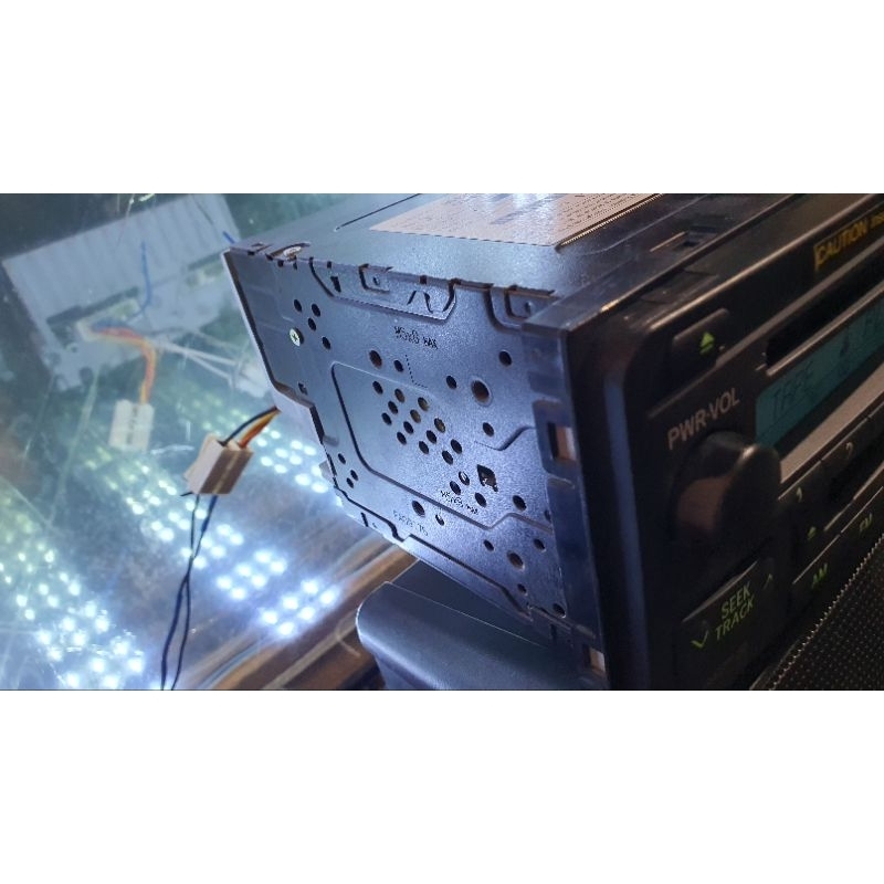 Máy phát nhạc liền Amply TOYOTA 6DISK tape. tính năng Radio tape cd 6disk.