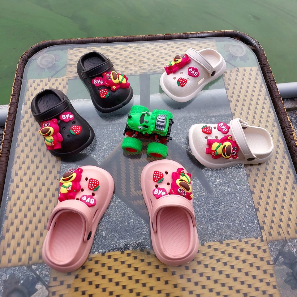 Dép Sục Cross Lainiki Gắn Ticker Gấu Dâu Siêu Đẹp Mềm Êm Chân 909