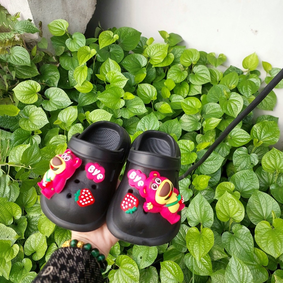 Dép Sục Cross Lainiki Gắn Ticker Gấu Dâu Siêu Đẹp Mềm Êm Chân 909