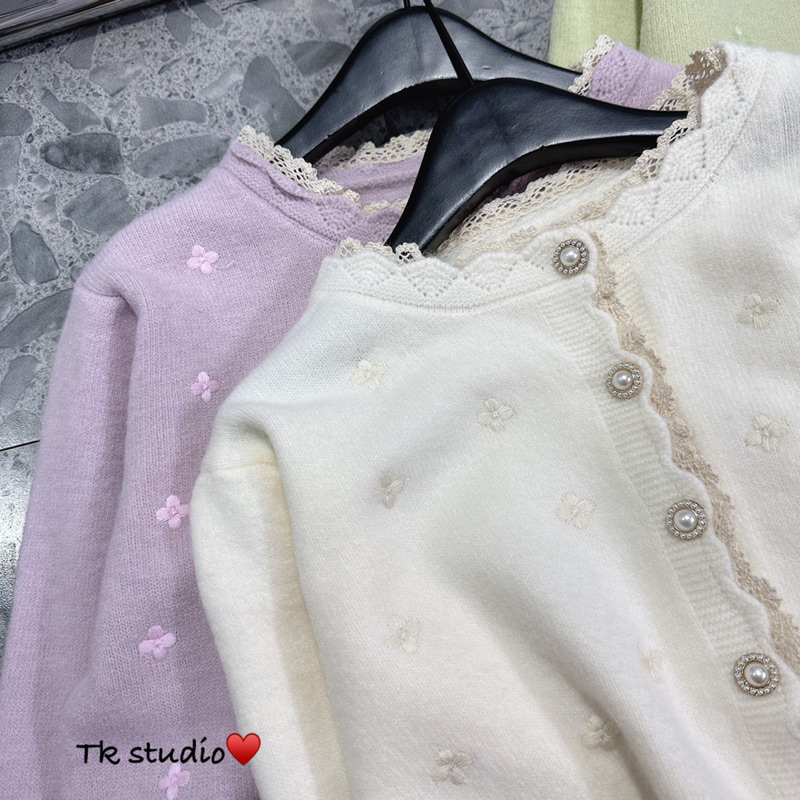 Áo khoác len cardigan viền bèo cúc ngọc