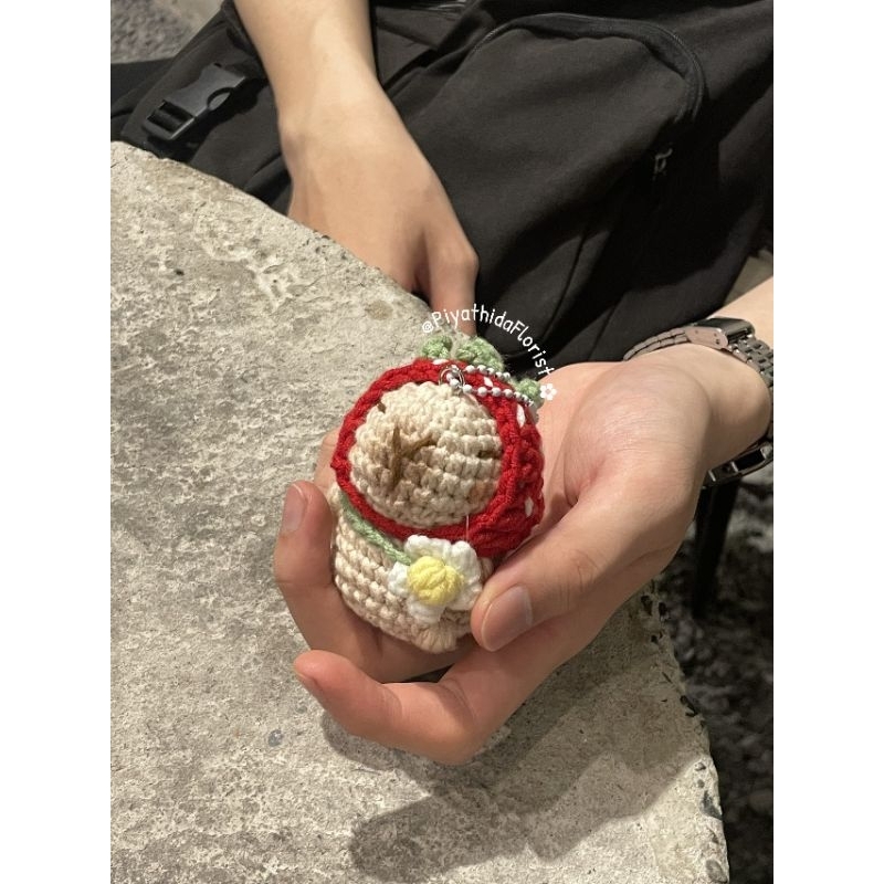 Móc khóa capypara đội mũ đi học kèm túi trái cây