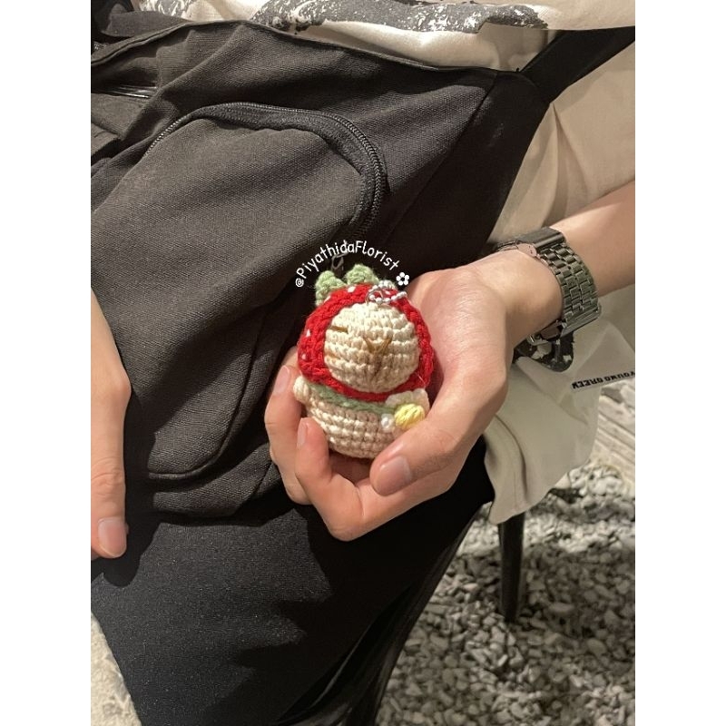 Móc khóa capypara đội mũ đi học kèm túi trái cây