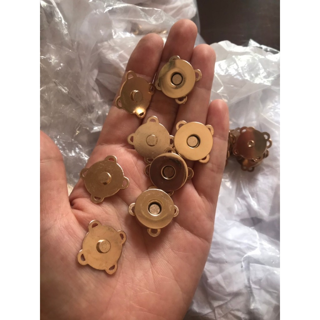 10 nút nam châm khâu 18mm hít mạnh, chắc chắn.