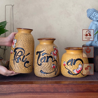 Bộ set ba bình gốm Bát Tràng khắc tay họa tiết thư pháp Phúc, Tâm, An nền men vàng vân đá ong |