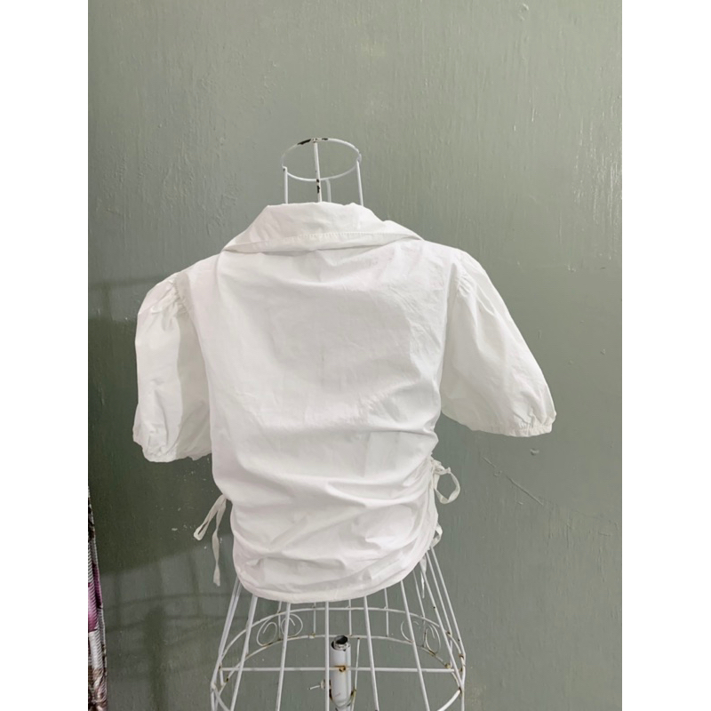Áo sơ mi trắng dáng ngắn croptop, kiểu rút dây đáng yêu
