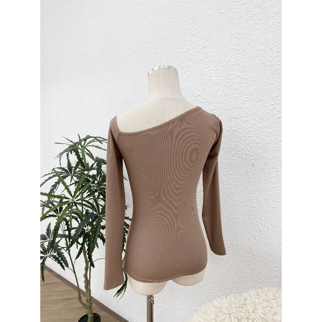 Áo Nâu Lệch Vai Xếp 3 Khuy Thời Trang Thiết Kế Nữ CurvyQ