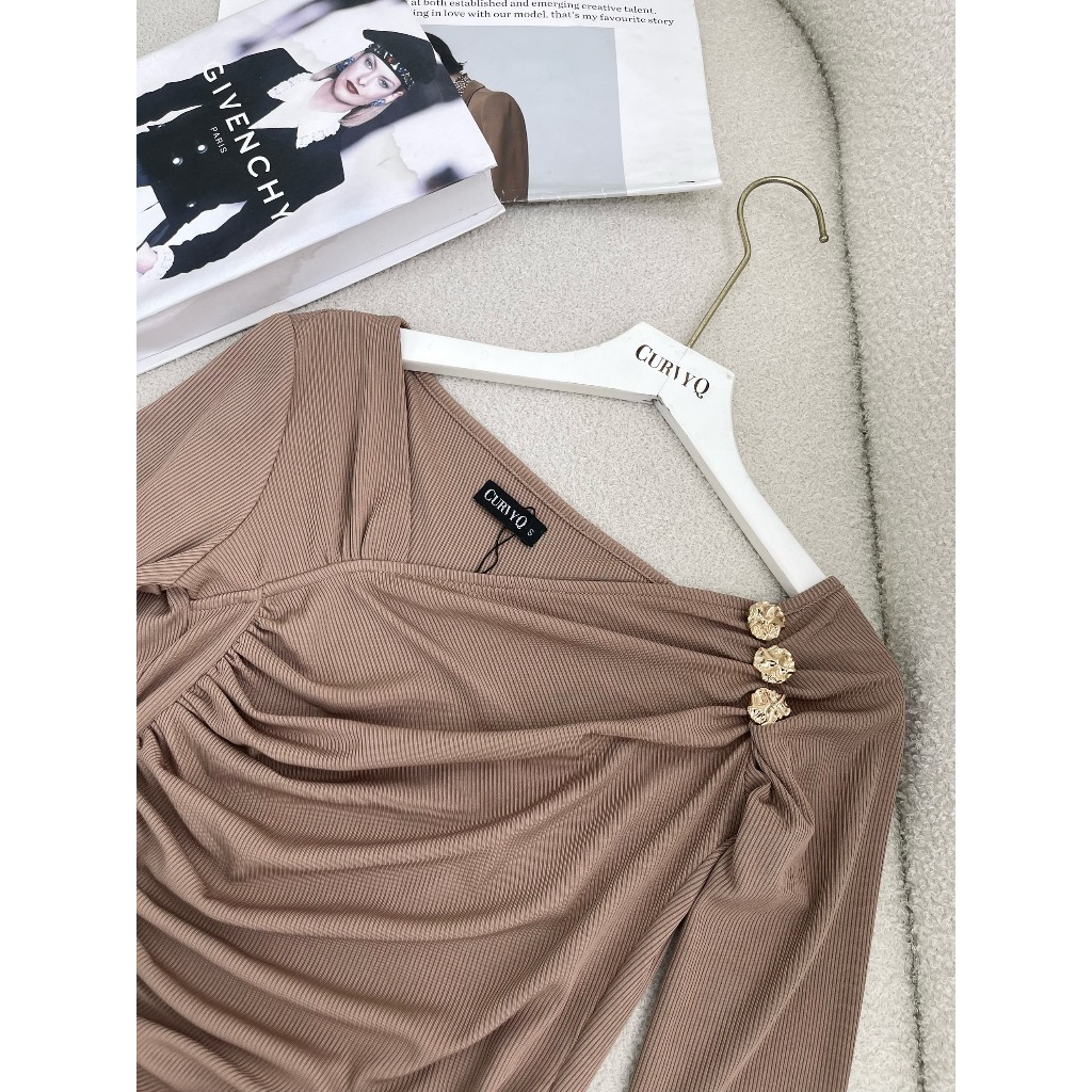 Áo Nâu Lệch Vai Xếp 3 Khuy Thời Trang Thiết Kế Nữ CurvyQ