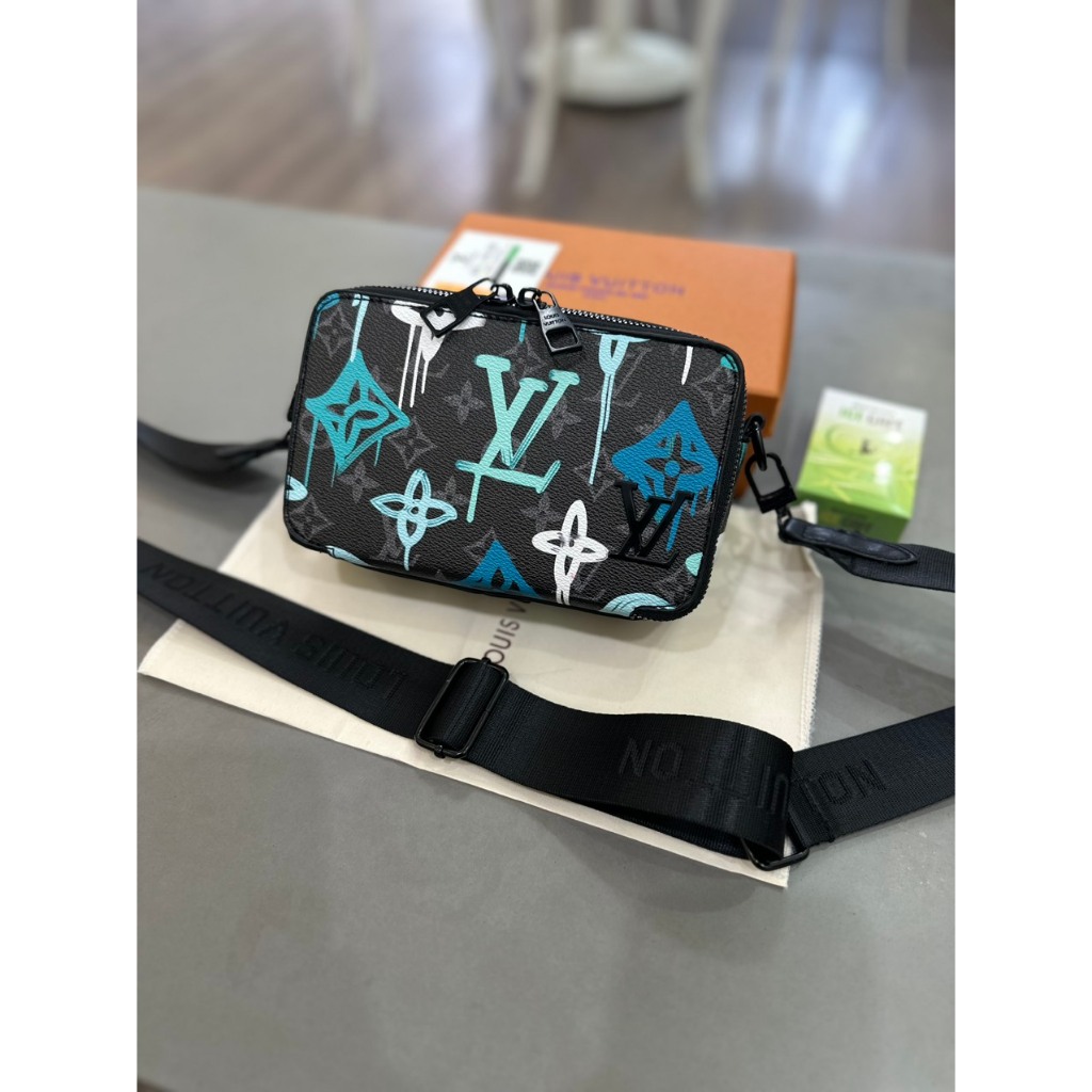 Túi đeo chéo hộp vuông L.V graffity thời trang nam trẻ trung