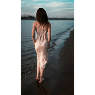 Đầm lụa hai dây cổ đổ