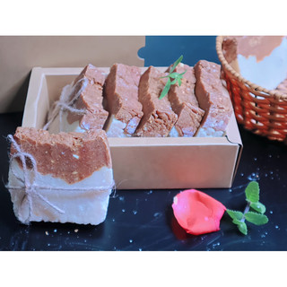 Xà bông nghệ, bơ thô, mật ong, và tơ tằm
