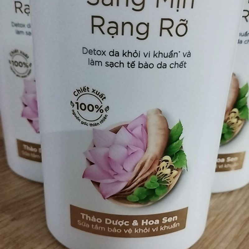 Sữa tắm Lifebuoy hoa sen 800g làm sạch sâu vi khuẩn và tế bào chết