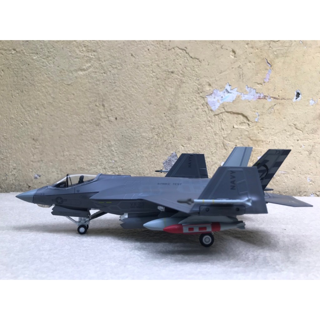 Mô hình Máy bay F- 35C Lightning II 1:72