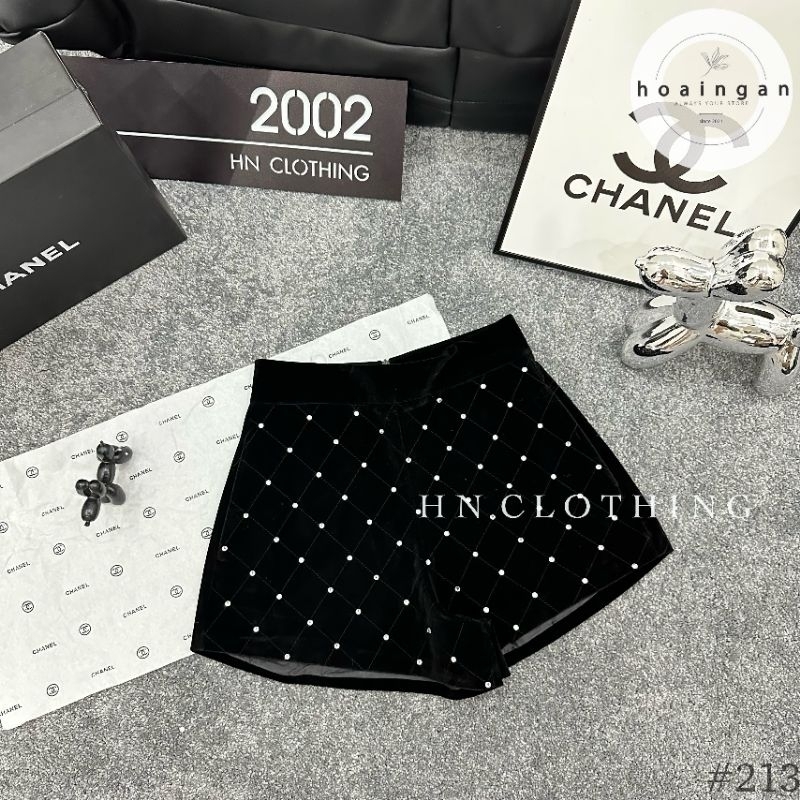 Quần sooc nhung đính đá