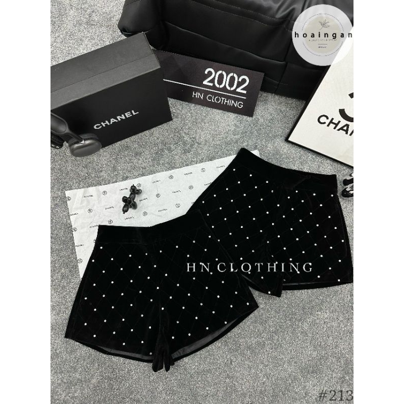 Quần sooc nhung đính đá