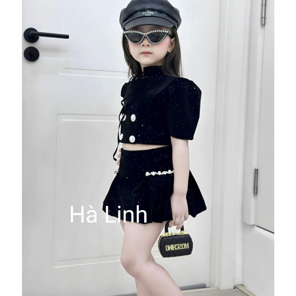 Sét Nhung đính đá dáng áo croptop  chân váy ngắn cho bé sang chảnh.