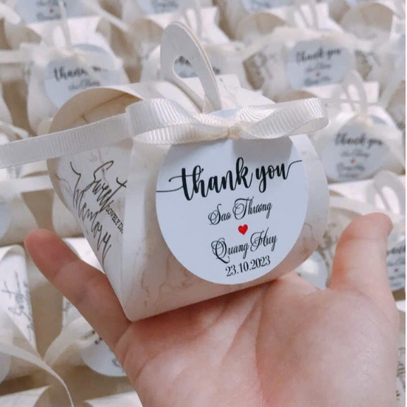 Hộp quà cưới vân đá trắng kem kèm tag in theo yêu cầu, dây ruy băng xịn
