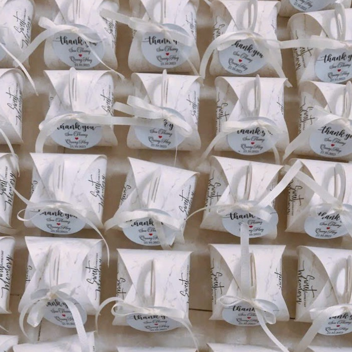 Hộp quà cưới vân đá trắng kem kèm tag in theo yêu cầu, dây ruy băng xịn