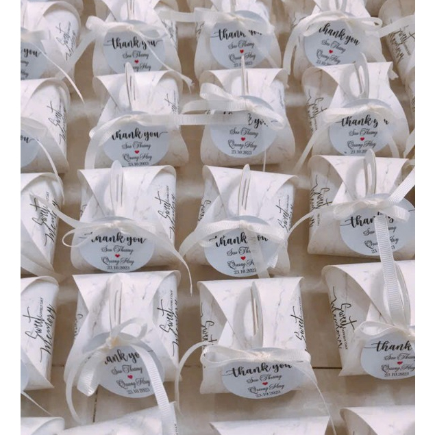 Hộp quà cưới vân đá trắng kem kèm tag in theo yêu cầu, dây ruy băng xịn