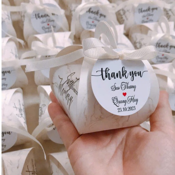 Hộp quà cưới vân đá trắng kem kèm tag in theo yêu cầu, dây ruy băng xịn