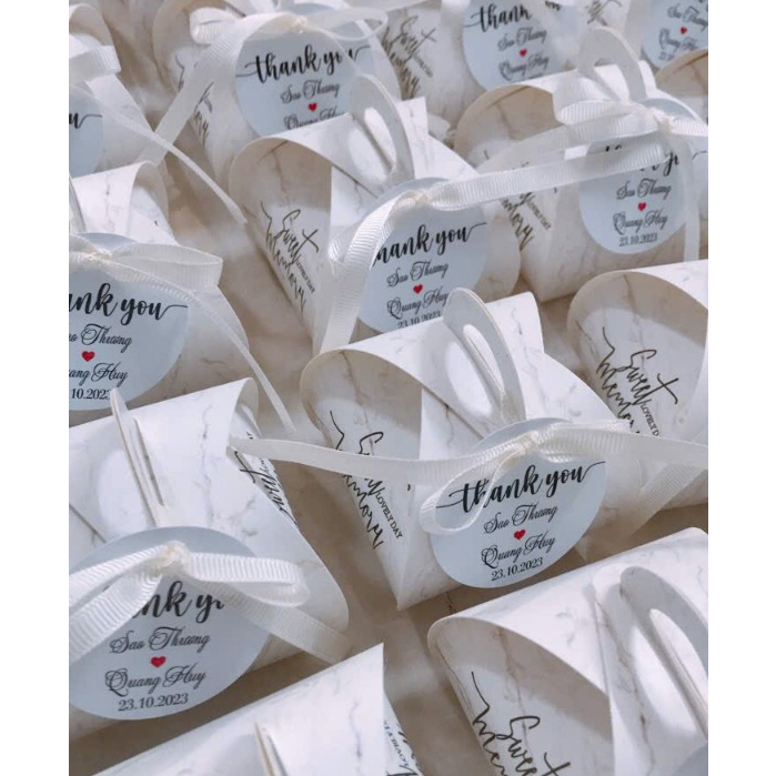 Hộp quà cưới vân đá trắng kem kèm tag in theo yêu cầu, dây ruy băng xịn