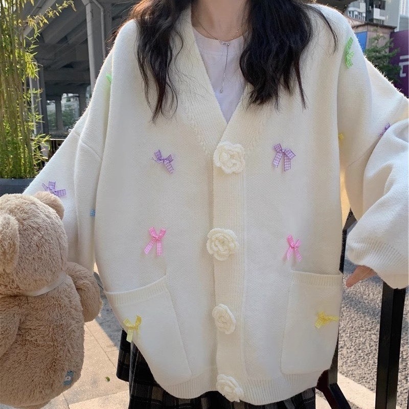 Áo len cardigan nữ đính nơ cúc hoa dễ thương cổ V dày dặn có túi trước Maia Cadigandinhno810 P0K16