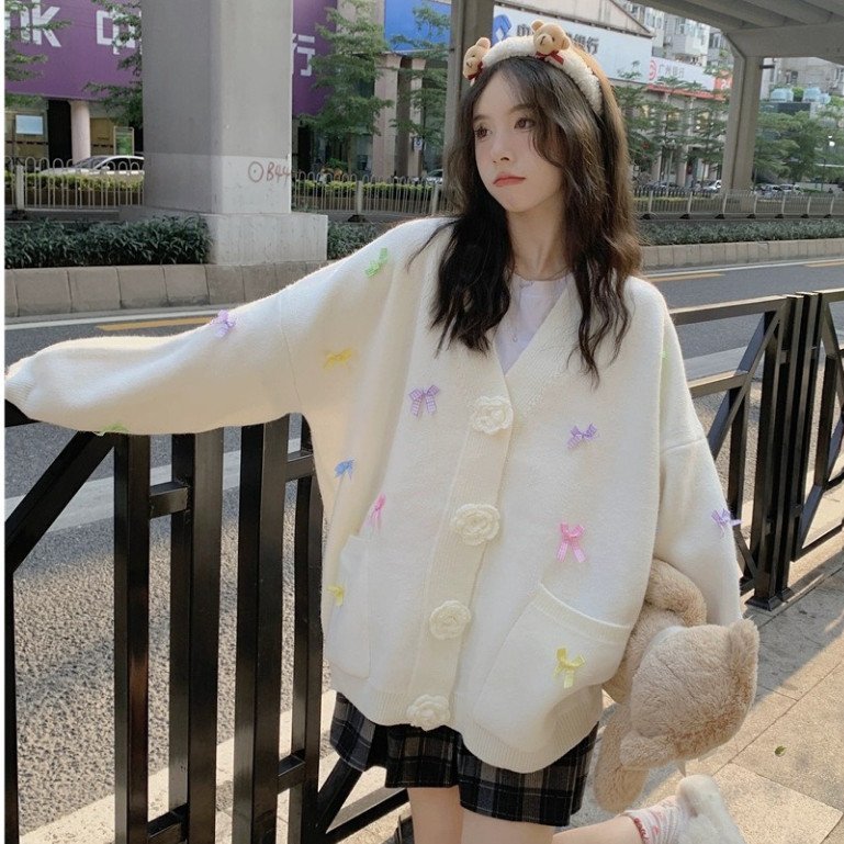 Áo len cardigan nữ đính nơ cúc hoa dễ thương cổ V dày dặn có túi trước Maia Cadigandinhno810 P0K16