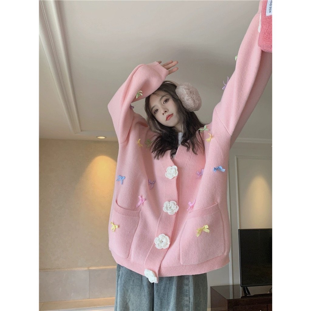 Áo len cardigan nữ đính nơ cúc hoa dễ thương cổ V dày dặn có túi trước Maia Cadigandinhno810 P0K16