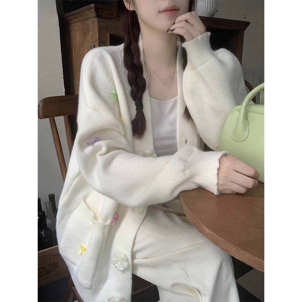 Áo len cardigan nữ đính nơ cúc hoa dễ thương cổ V dày dặn có túi trước Maia Cadigandinhno810 P0K16