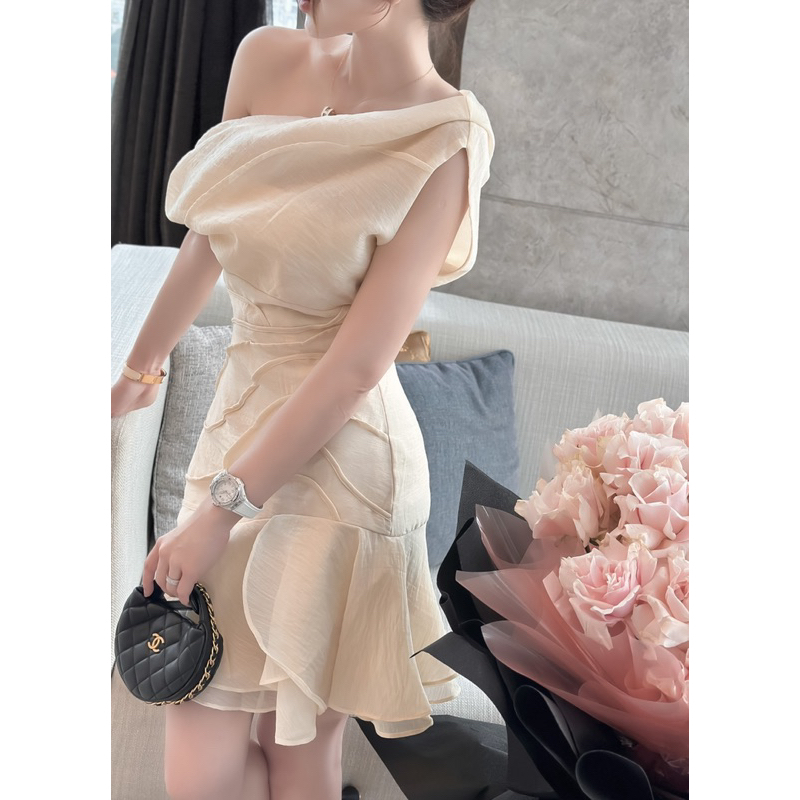 Đầm bèo sóng nước lệch vai