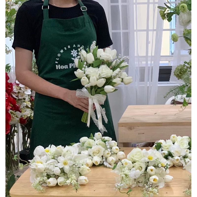 Hoa cưới cầm tay cô dâu tulip bằng lụa