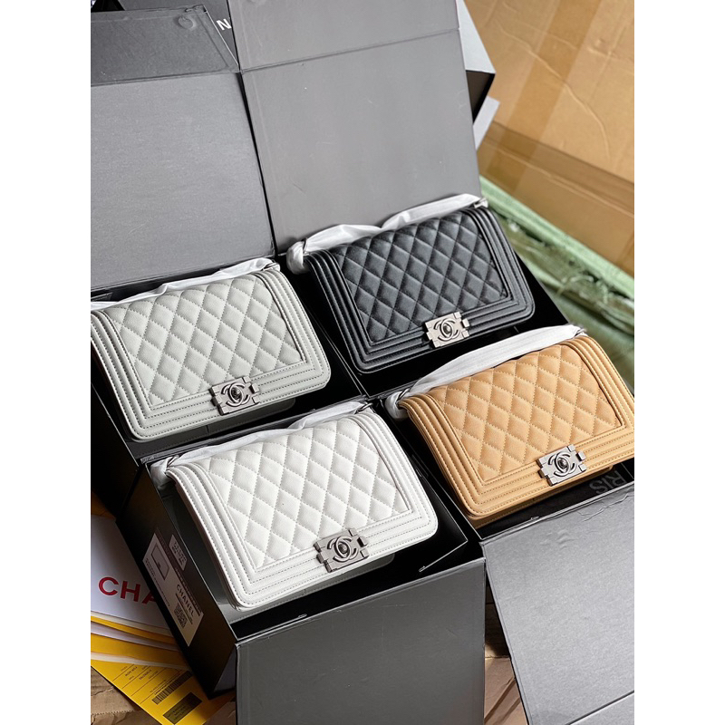 Túi boy size 20-25 tag bạc da sần box nam châm