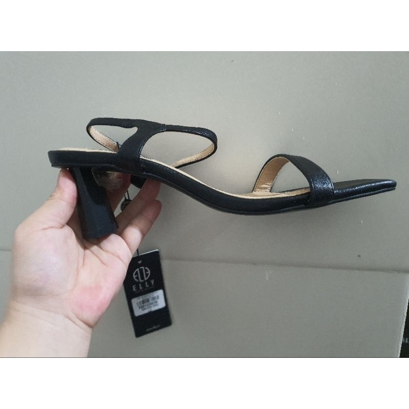 Giày cao gót sandal nữ màu đen gót hình lục giác