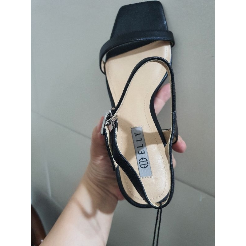 Giày cao gót sandal nữ màu đen gót hình lục giác
