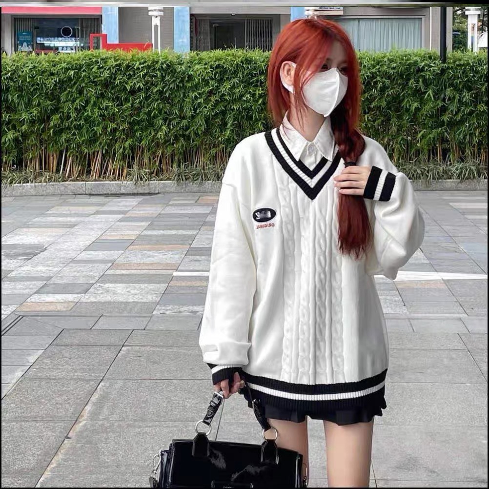 Áo len cổ tim viền sọc đen trắng basic trắng phong cách nữ sinh tay bo gấu oversize có thêu logo Hari GenZ 1856 P0K24