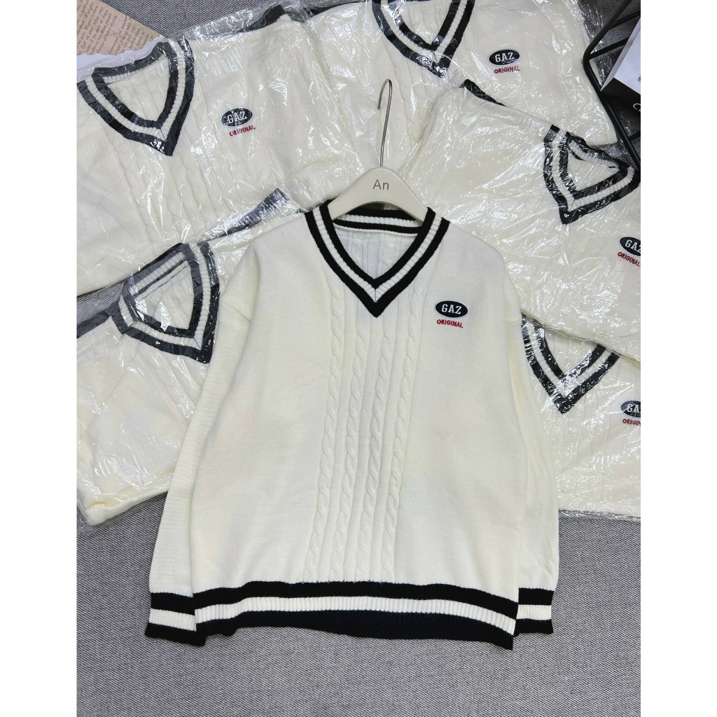 Áo len cổ tim viền sọc đen trắng basic trắng phong cách nữ sinh tay bo gấu oversize có thêu logo Hari GenZ 1856 P0K24