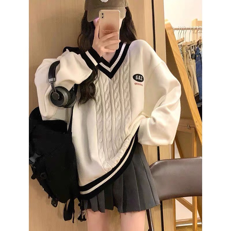 Áo len cổ tim viền sọc đen trắng basic trắng phong cách nữ sinh tay bo gấu oversize có thêu logo Hari GenZ 1856 P0K24