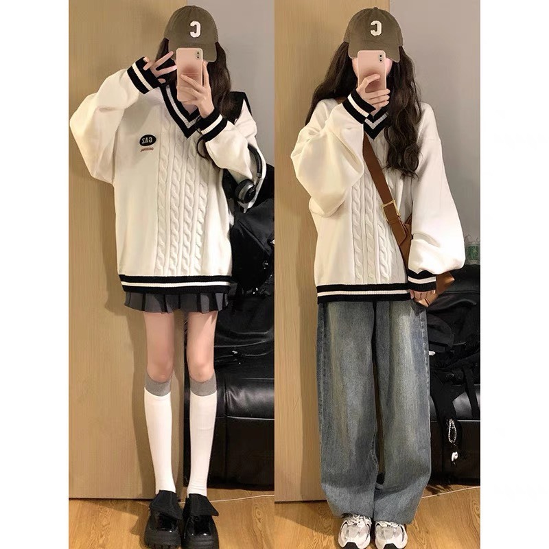 Áo len cổ tim viền sọc đen trắng basic trắng phong cách nữ sinh tay bo gấu oversize có thêu logo Hari GenZ 1856 P0K24