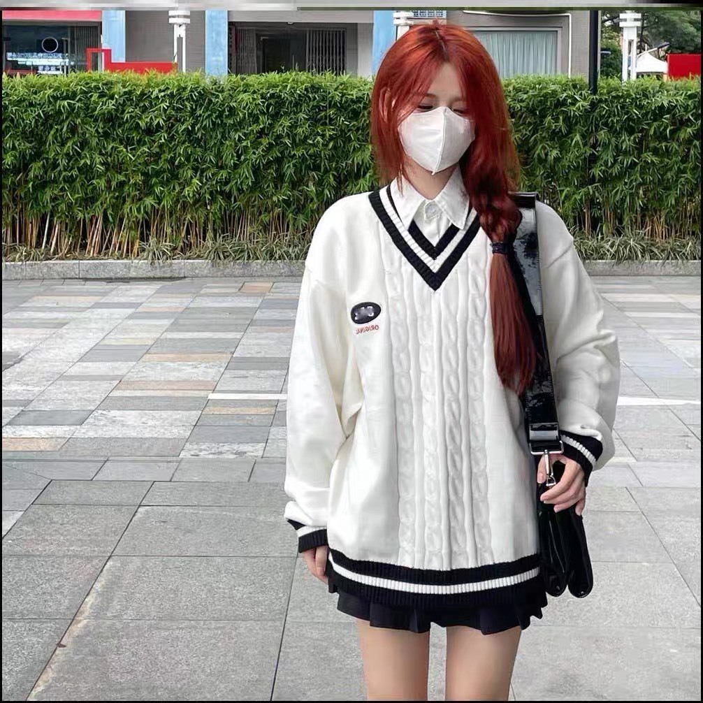 Áo len cổ tim viền sọc đen trắng basic trắng phong cách nữ sinh tay bo gấu oversize có thêu logo Hari GenZ 1856 P0K24