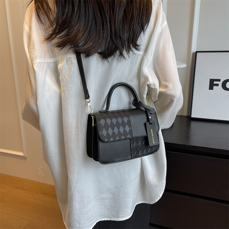 Túi quai xách nữ kèm dây đeo chéo vân hình thoi phối màu dễ thương size 22cm mẫu mới thời trang hàn quốc