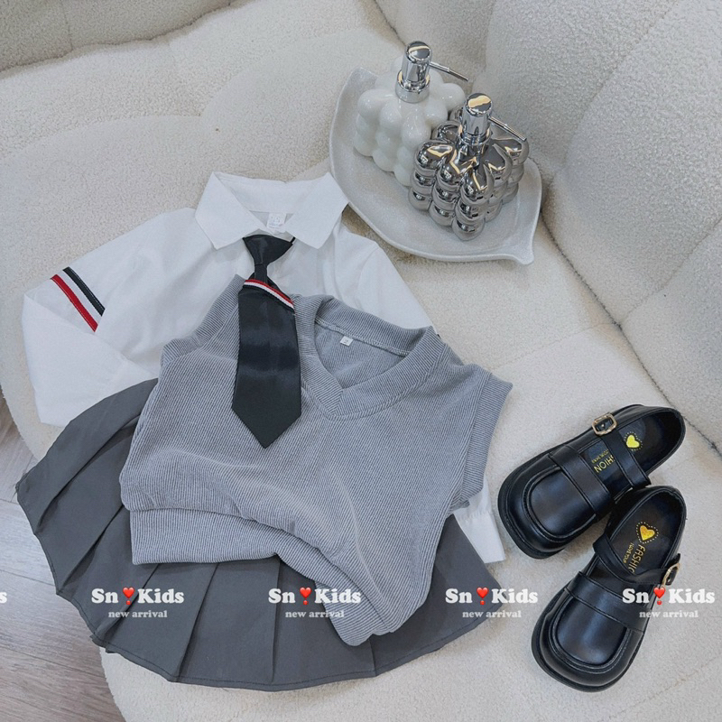 Sét bộ 3 chi tiết áo sơ mi trắng+ gile+chân váy cho bé gái