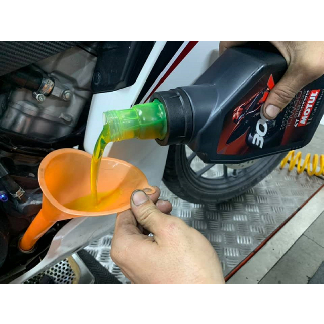 Dầu Nhớt Motul 300V 10w40 Tem 3 Lớp Nhập Khẩu Pháp Dành Cho Xe Số, Côn Tay, Moto PKL